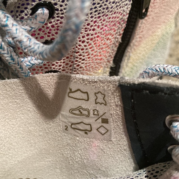 4 Girls Dr. Marten’s Pascal J 1460 Irridescent Pebbled Rainbow Boots - Picture 14 of 15